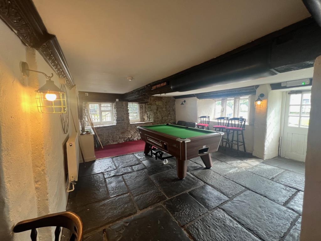 Lot: 119 - PUBLIC HOUSE ON SUBSTANTIAL PLOT - Pool and snug area